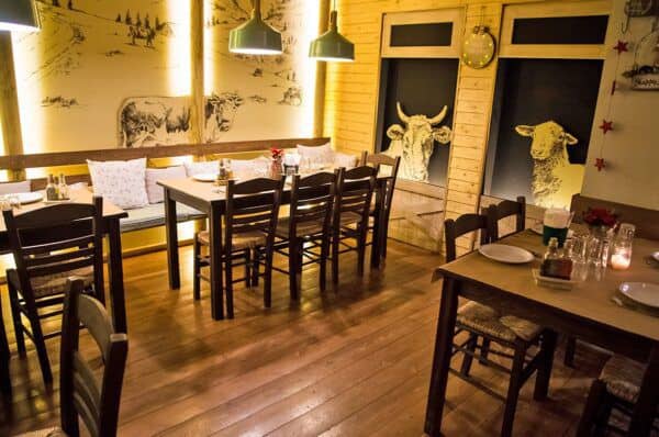 Χώρος Ταβέρνας Φαγητού - Εσωτερικό - Τραπέζι με Λαδοξυδο Ψητοπωλείο Ταβέρνα «Η Βοσκοπούλα» Γαλάτσι